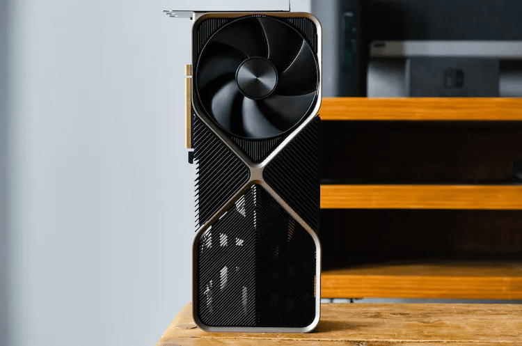 La Nvidia GeForce RTX 4090 de pie de lado.