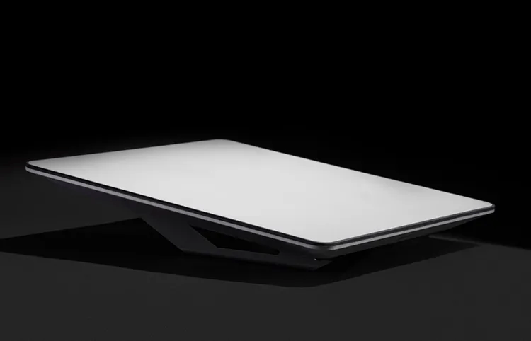 Imagen de una antena parabólica cuadrada.